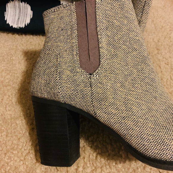 Toms 9.5 woven textured peep toe bootie with a solid block heel and gold thread - Picture 2 of 4